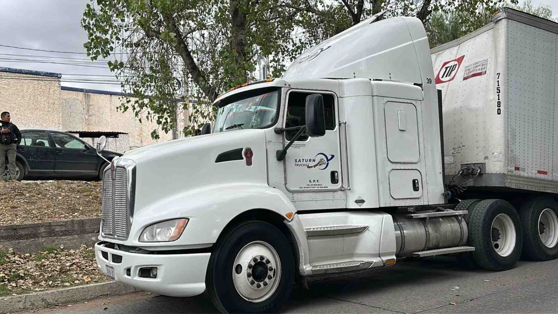 Un Tráiler Más se Queda Atorado en uno de los Puentes del Bulevar Río Santiago en SLP