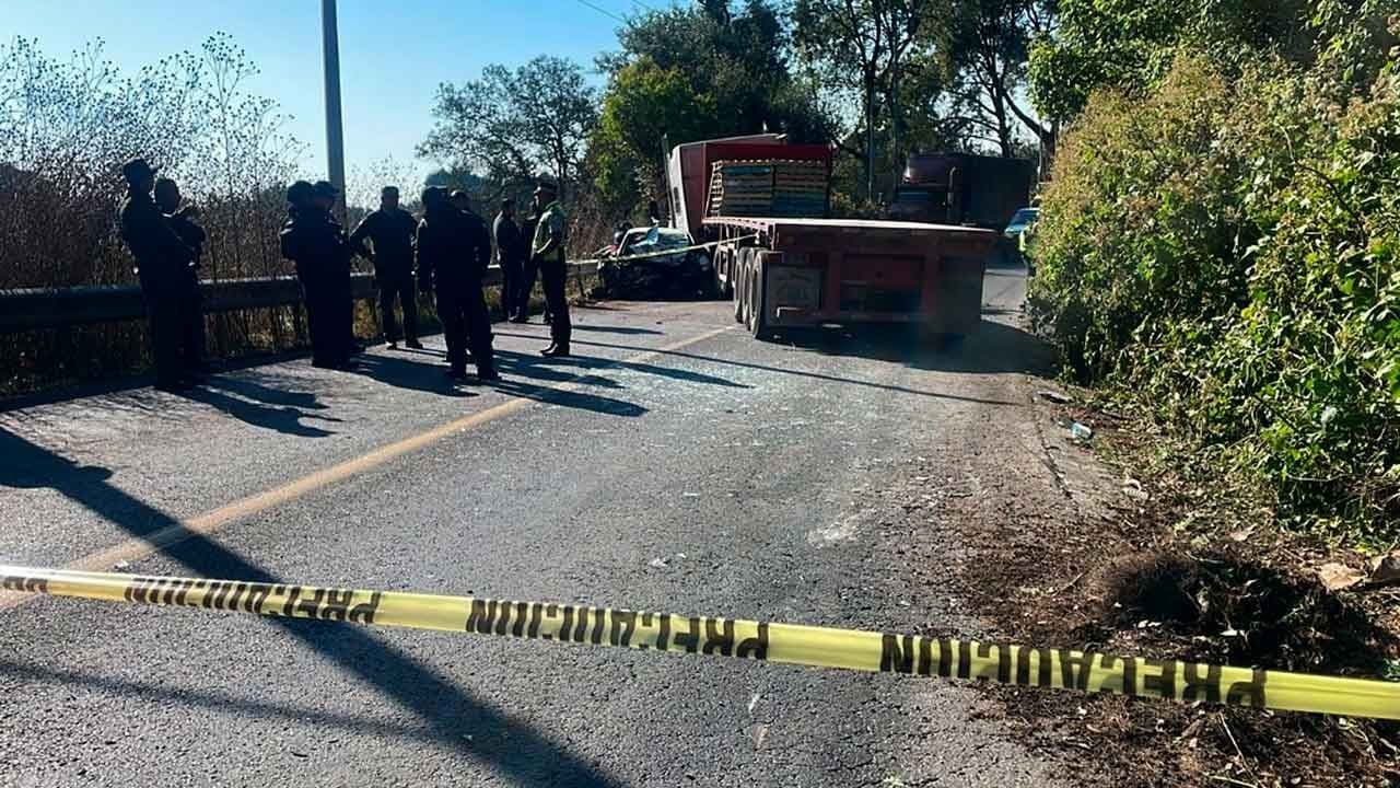 Tráiler Embiste a Taxi en la Tenango-Tenancingo; Hay 4 Muertos