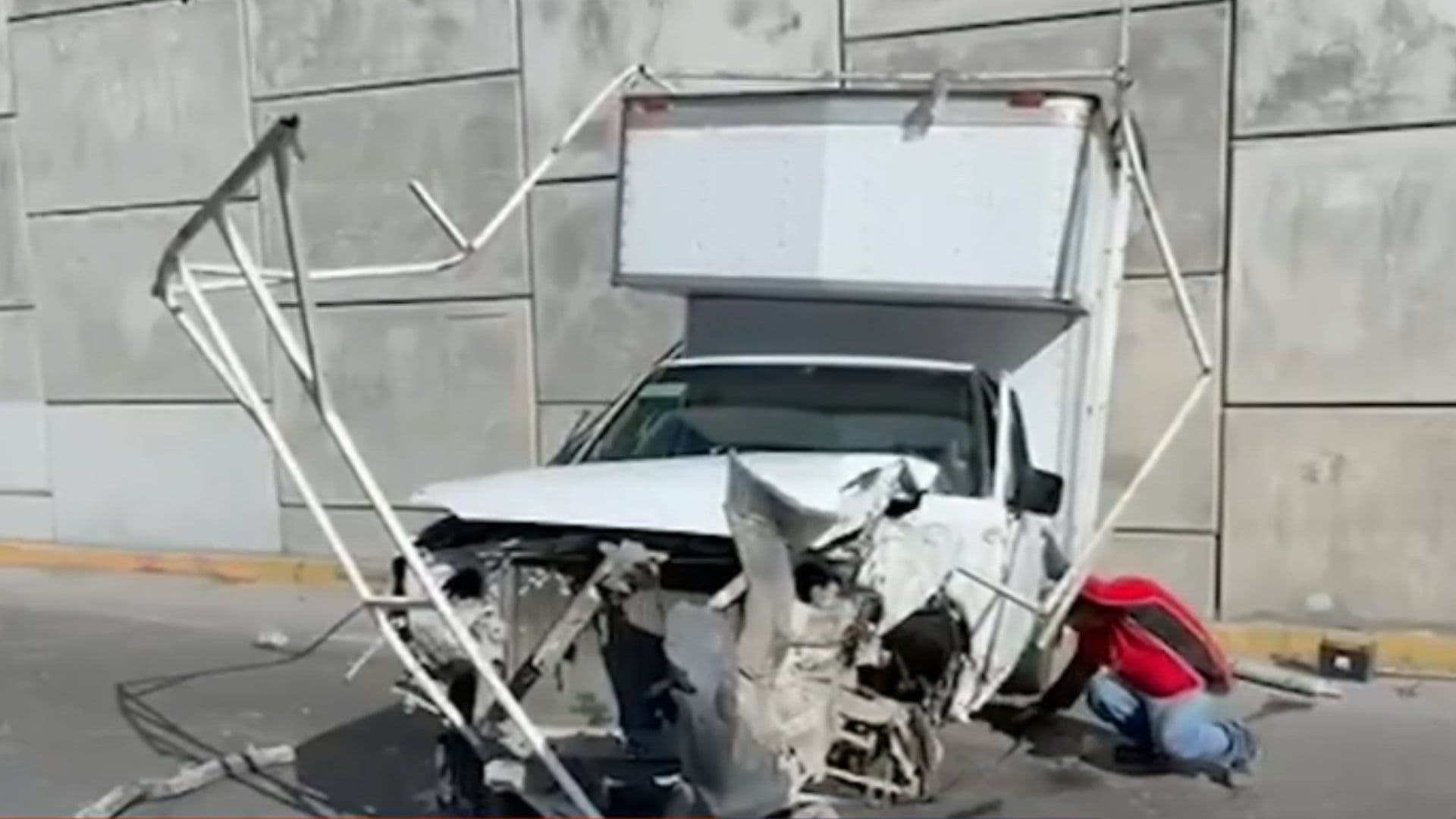 Vuelca Camioneta y Conductor Huye en Cruce de Díaz Ordaz y Antonio L. Rodríguez en Monterrey