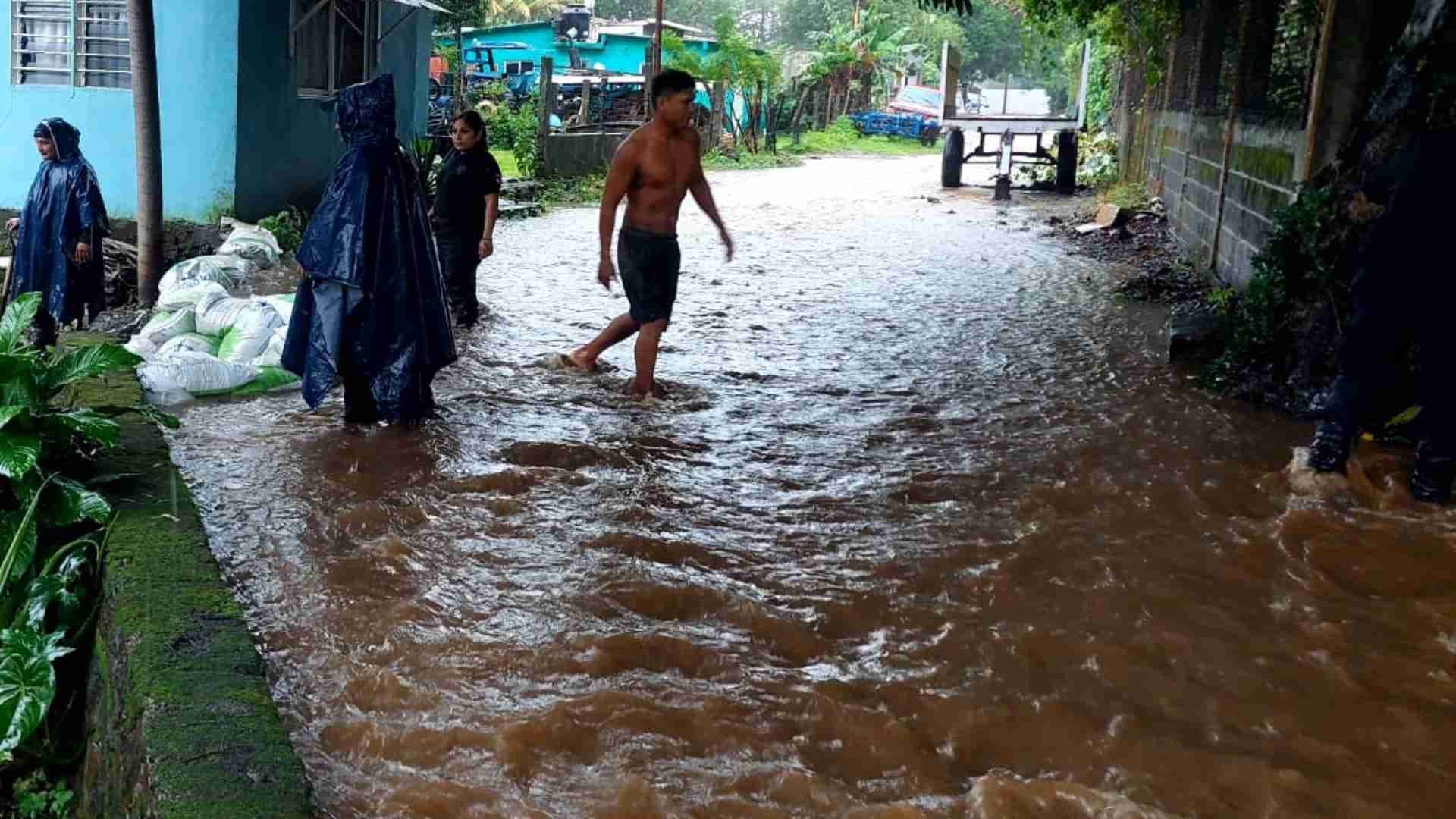 Río La Palma se Desborda por Segunda Vez en Catemaco, Veracruz; Hay 15 Viviendas Afectadas