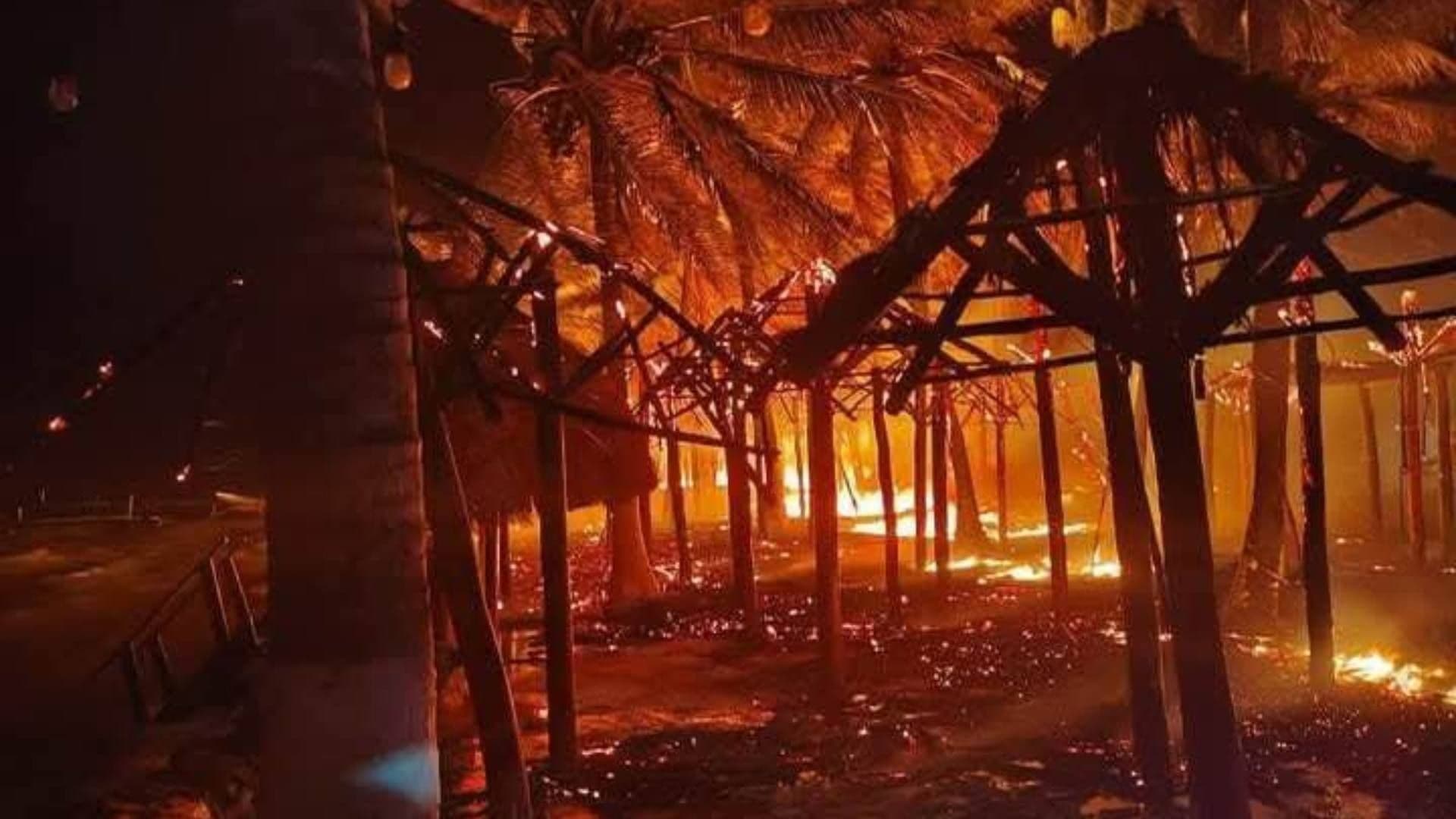 Incendio en Mahahual Consume 50 Palapas: Video del Momento en que Hombre Inicia el Fuego