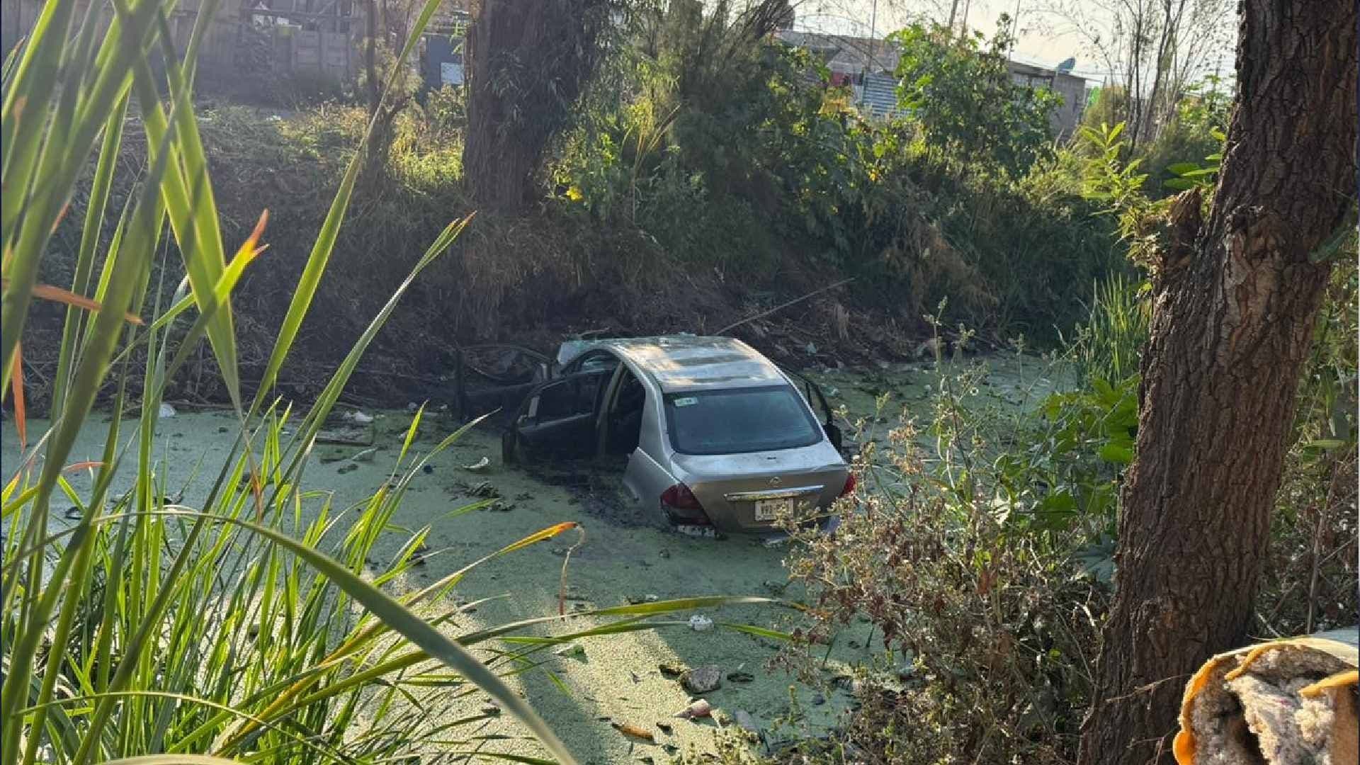 Cae Automovilista a Canal de Aguas Negras en la colonia La Conchita en Tláhuac