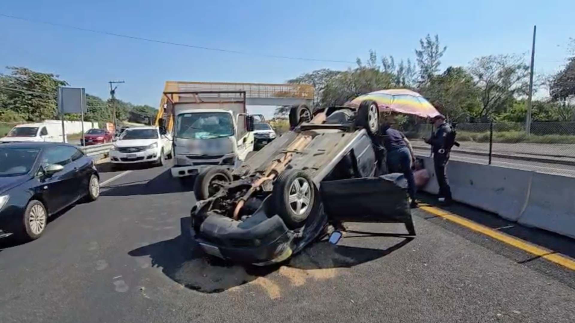 Choque y Volcadura en Autopista Veracruz-Cardel Deja Cuatro Lesionados; Uno es Menor de Edad