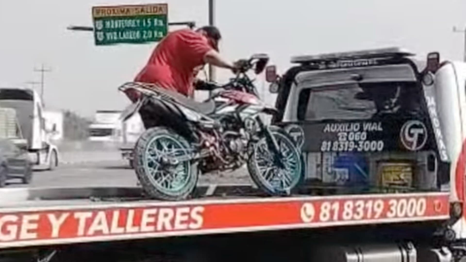 Detienen a Motociclista por Subir a Puente Peatonal en el Libramiento Noreste en Escobedo, NL