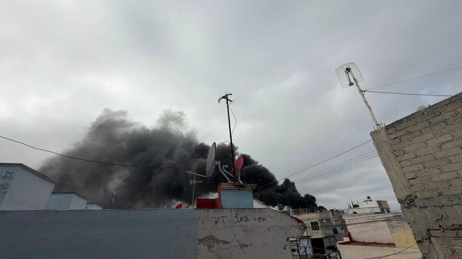 Sofocan Incendio en Acolman, Estado de México; Captan en Video Gran Columna de Humo