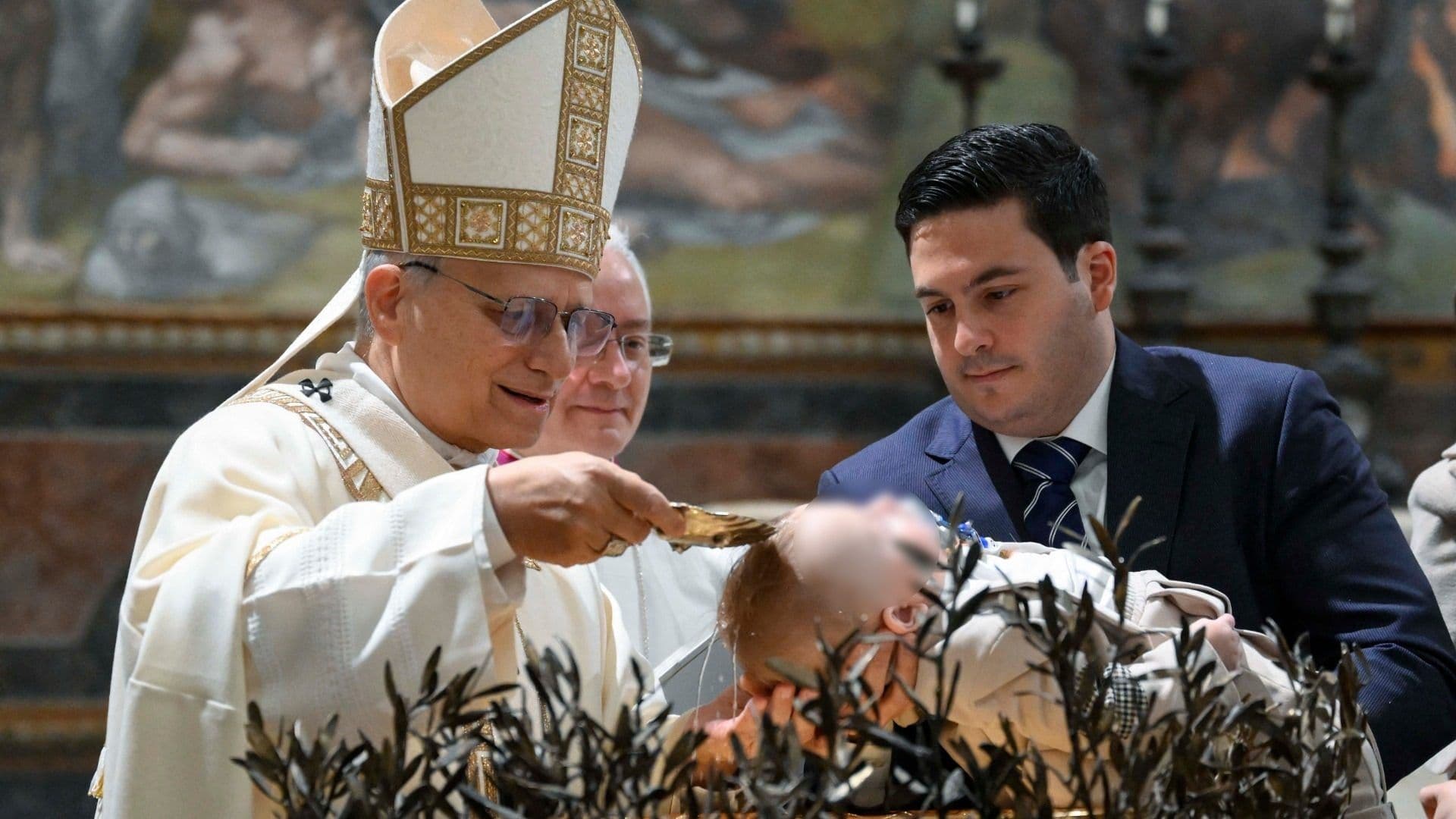 El Papa León XIV Bautiza a 20 Bebés en la Capilla Sixtina al Final de la Temporada Navideña