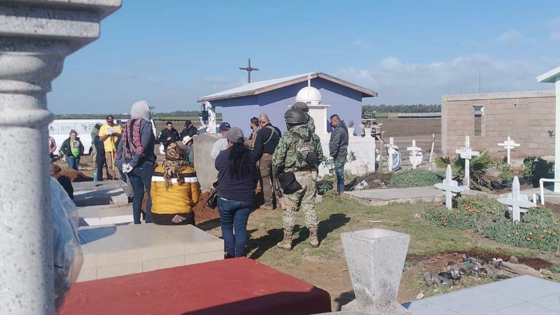 Encuentran Presuntos Restos Humanos Semienterrados Entre Tumbas de Panteón en San Quintín