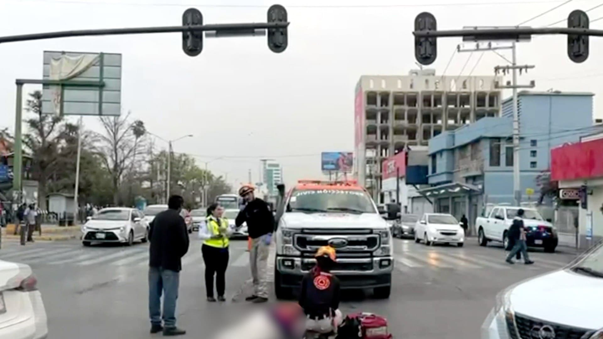 Golpean a Mujer y Queda Inconsciente en Medio de Av. Pino Suárez en el Centro de Monterrey