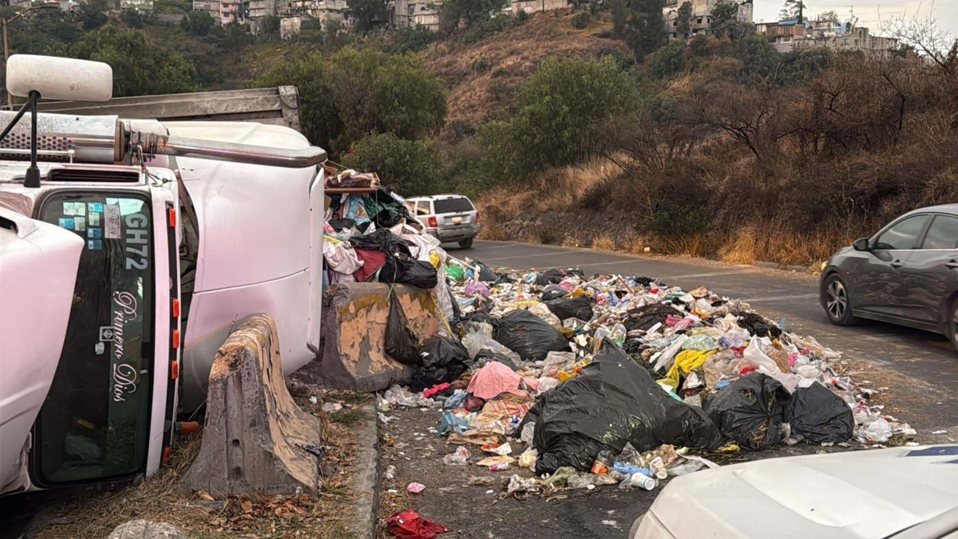 Fuerte Accidente en Edomex Hoy: Tráiler con 40 Toneladas de Basura Vuelca en Nicolás Romero