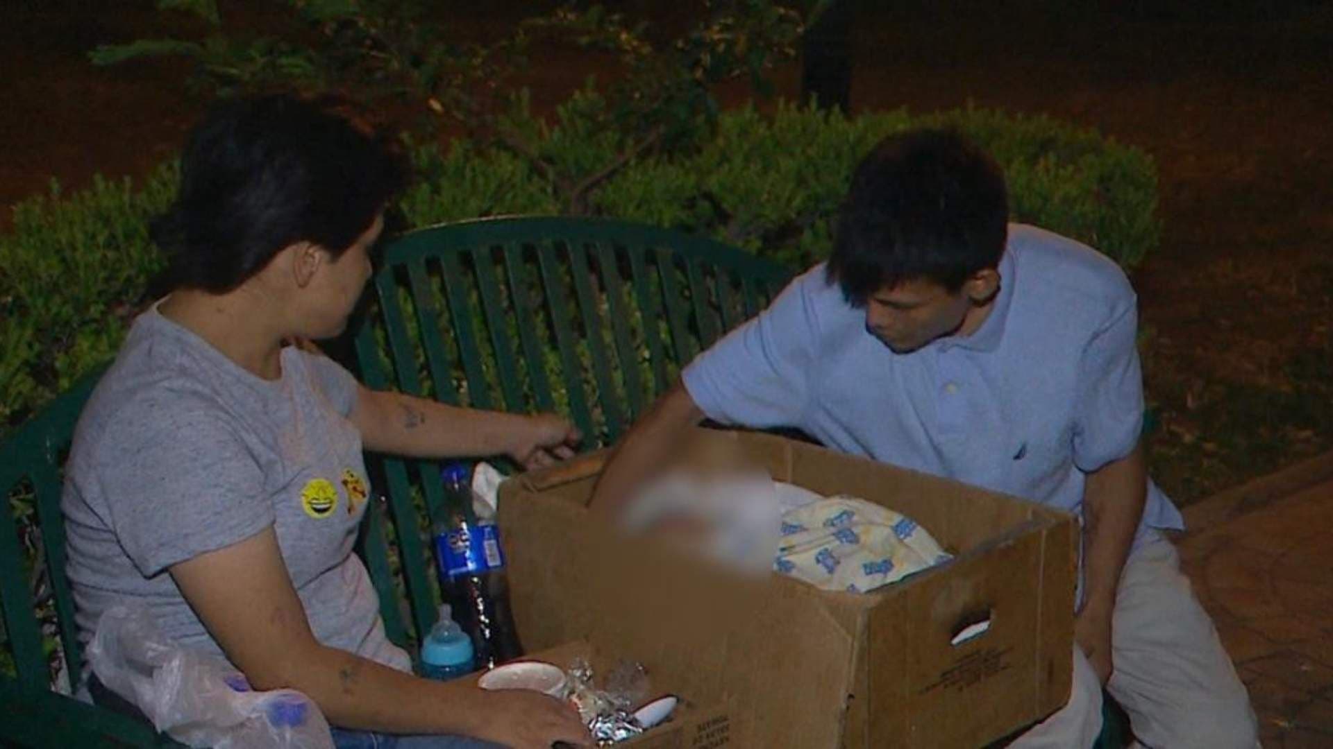 Pareja Potosina Dormía en un Parque con su Bebé en NL; Regios los Ayudan