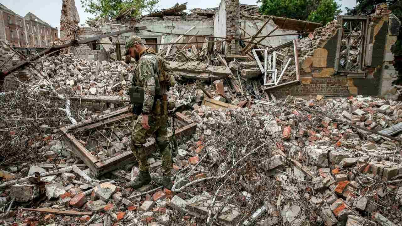 Rusia Ataca Donetsk con Bombas Racimo y Destruye Centro Médico en Ucrania
