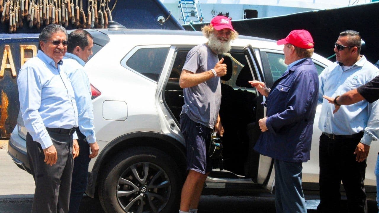 Náufrago Tim Shaddock y la Perrita 'Bella' se Recuperan en Colima