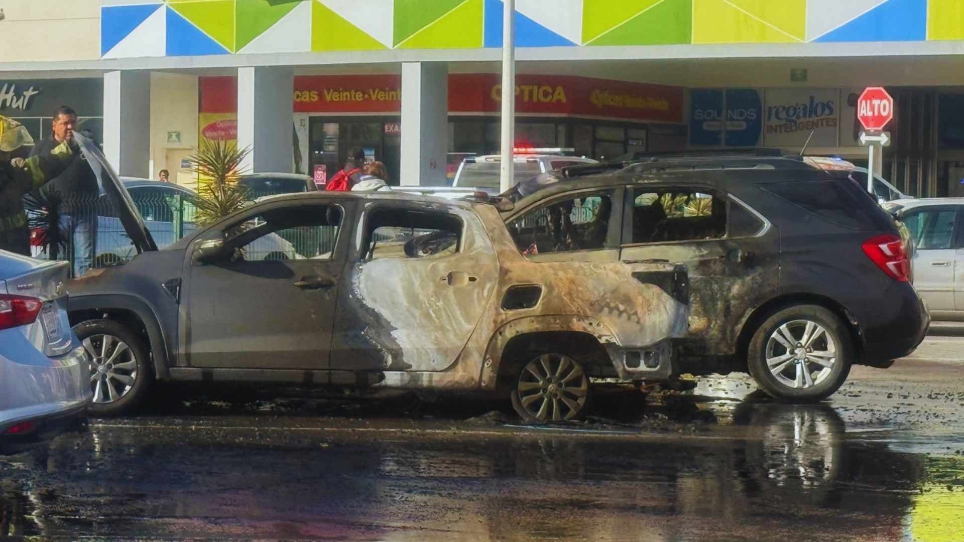 Se Incendia Vehículo Estacionado en Plaza Comercial de Ciudad Juárez