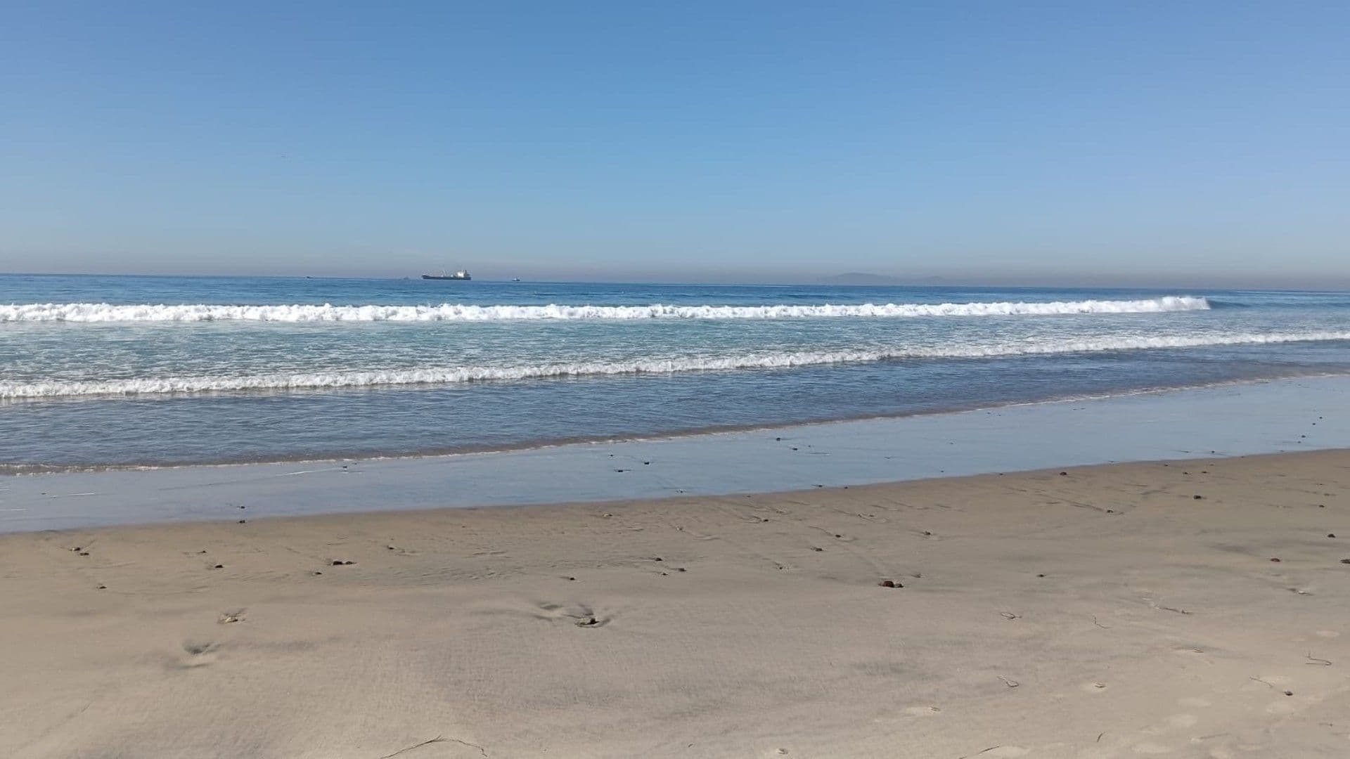 Joven Desaparece tras Ingresar al Mar en Playas de Rosarito; Continúa Búsqueda