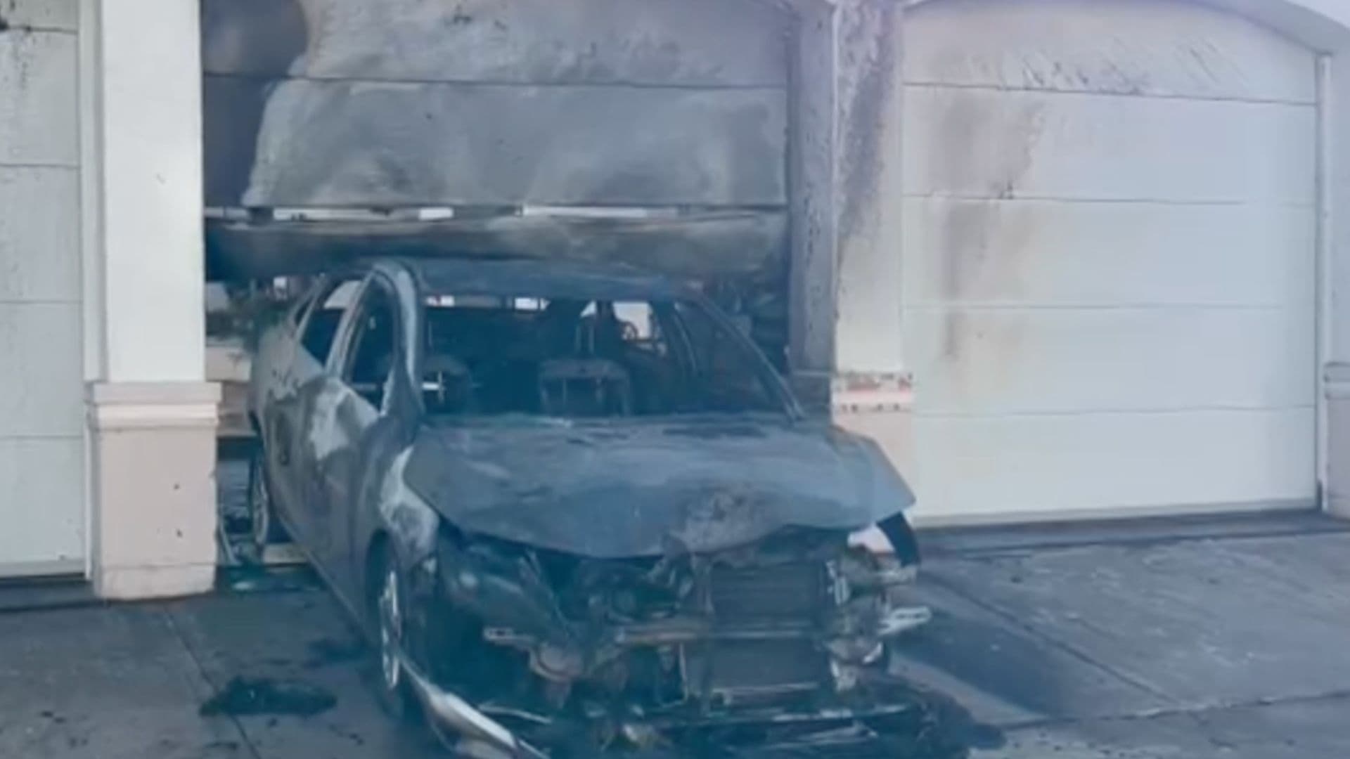 Auto Choca Contra el Portón de Una Casa y es Incendiado en el Sector Chapultepec en Culiacán