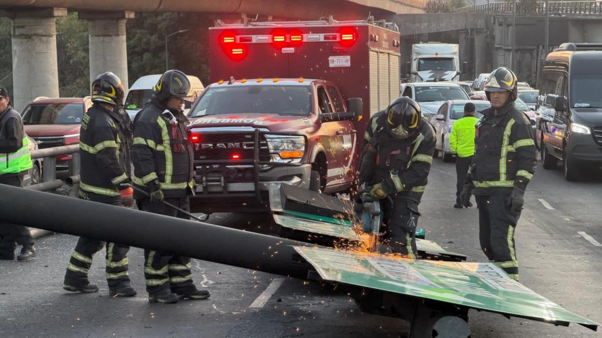 ¿Qué Pasó en Distribuidor Vial Heberto Castillo Hoy? Caos por Accidente y Caída de Señalamiento
