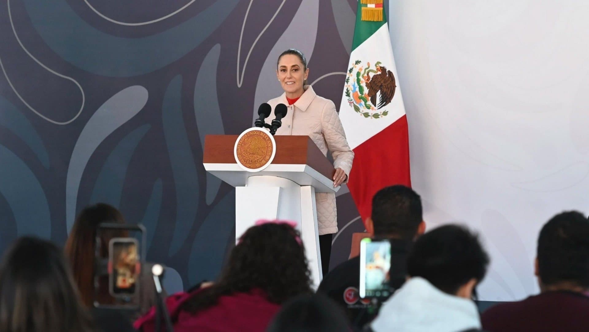 Sheinbaum Habla sobre Video que Muestra a Personas Limpiando Zapatos del Ministro Hugo Aguilar