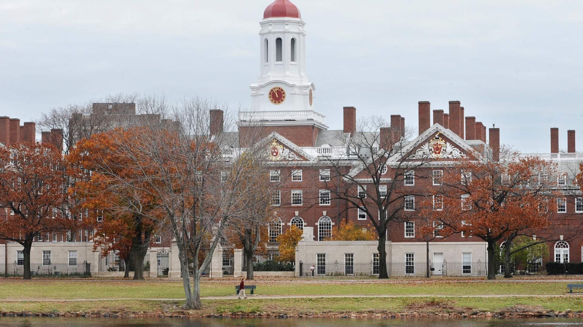 Trump Reclama Mil Millones de Dólares a la Universidad de Harvard por Daños y Perjuicios