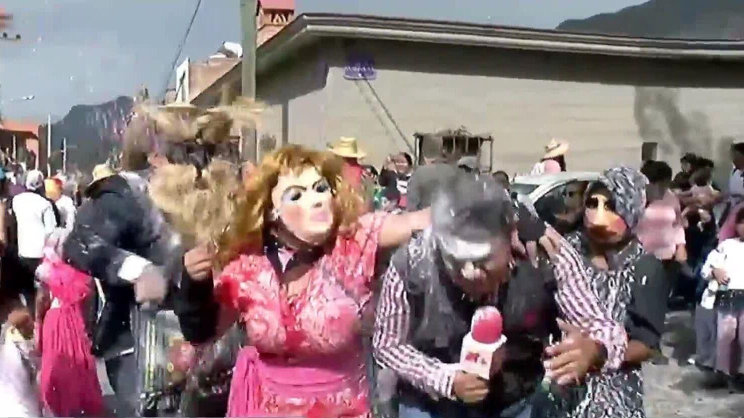 Así se Celebra el Desfile de los Tradicionales Sayacos en Ajijic, Jalisco