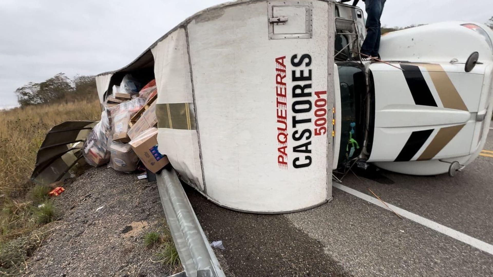 Vuelca Camión Castores en Tramo Carretero Jiquipilas-Arriaga y Rapiñan Mercancía