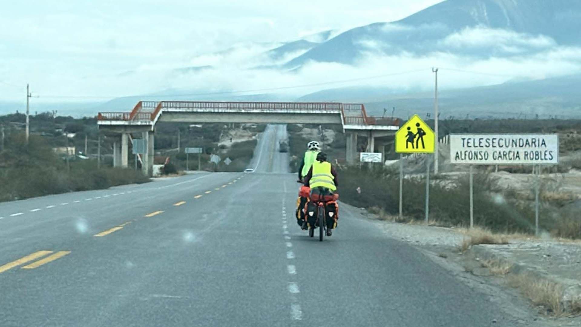 Pareja de Ciclistas de Holanda Recorren Tamaulipas y es Auxiliada en Carretera