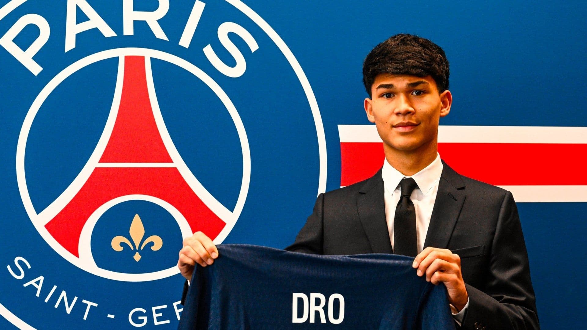 París Saint-Germain Ficha al Futbolista Dro Fernández, Una de las Perlas del Barcelona