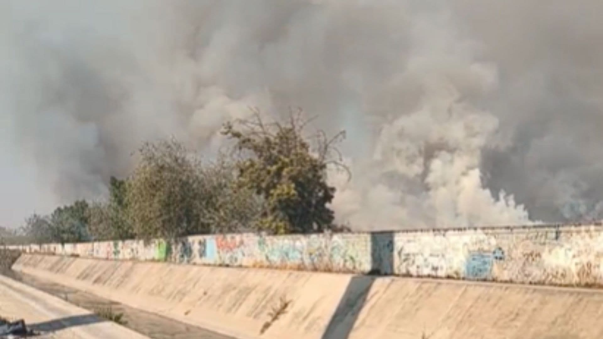 Incendio en Límites Entre Texcoco y Chimalhuacán Genera una Densa Columna Humo Este Domingo