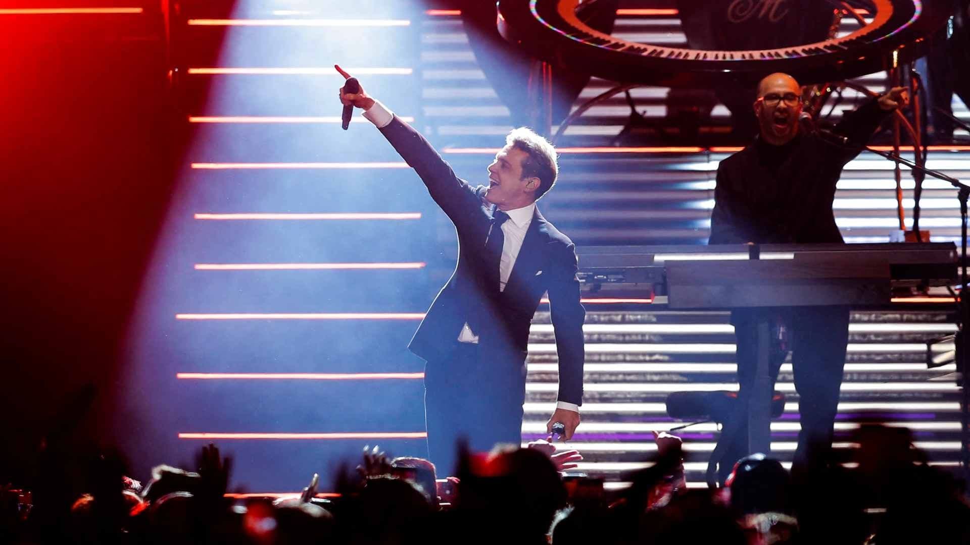 Luis Miguel Sorprende a Paloma Cuevas con 500 Rosas Rojas en su Cumpleaños