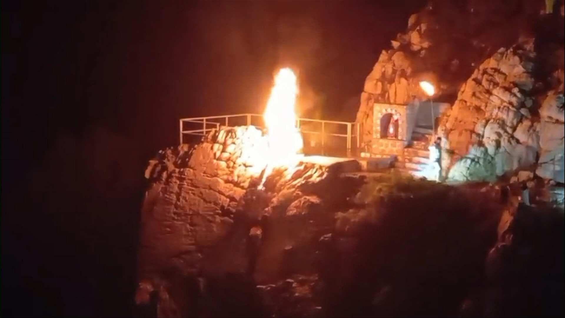 Clavadistas de La Quebrada Rinden Pleitesía a la Virgen de Guadalupe con Tradicional "Hombre Antorcha"