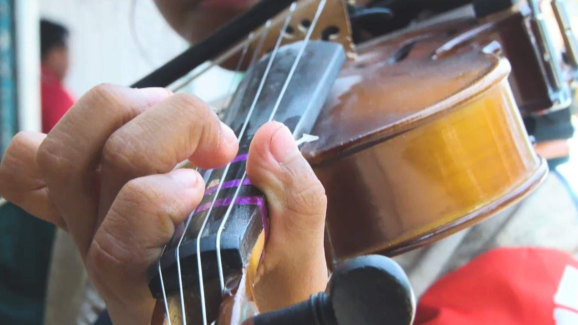 Niña Violinista de Chicontepec Expresa su Fe Guadalupana Interpretando Música Huasteca