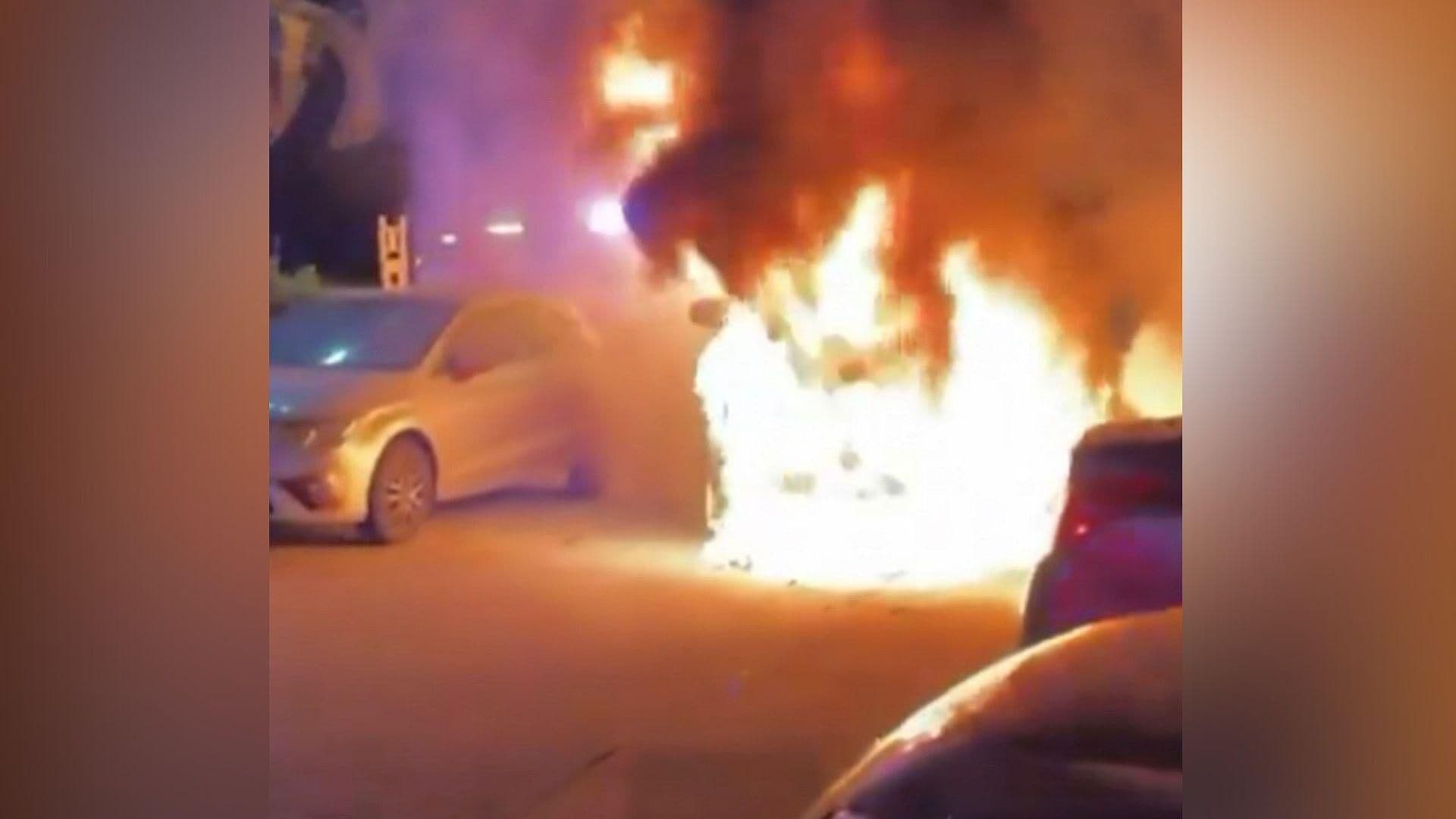 Vehículo Se Incendia en Estacionamiento de Plaza en Playa del Carmen