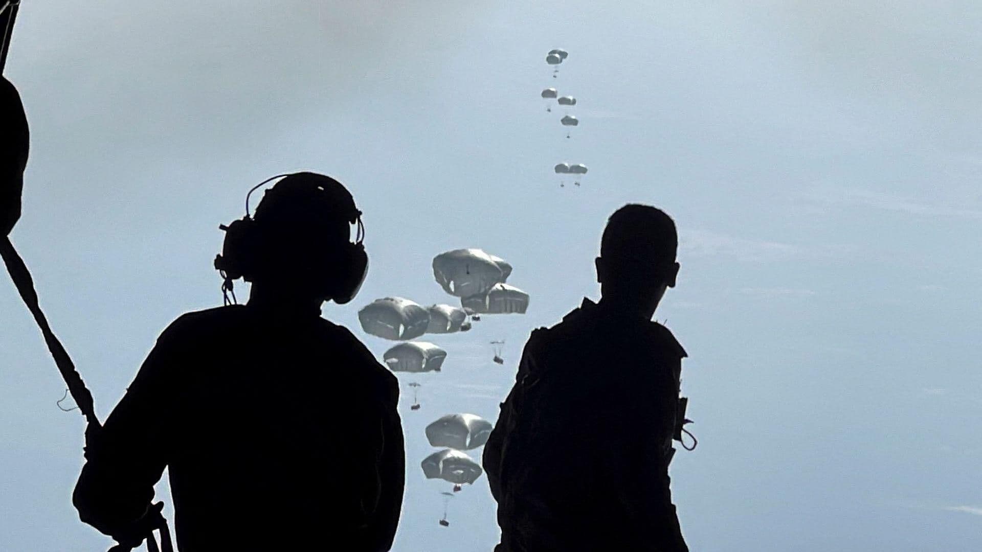 Ayuda de Jordania Cae Del Cielo a Gaza