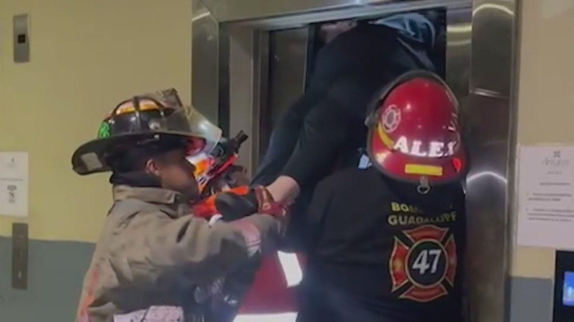 Rescatan a 5 Personas Atrapadas en Elevador de Plaza Comercial en Guadalupe