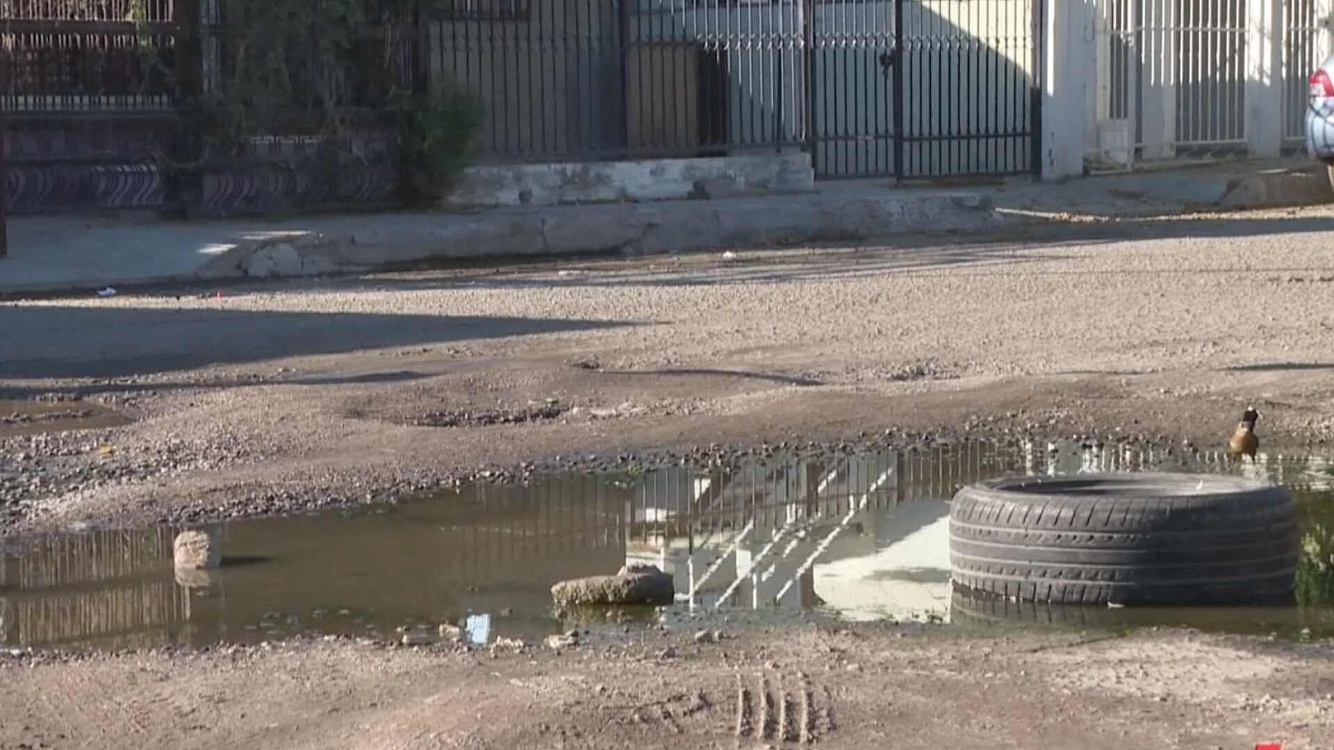 Fuga de Agua Provoca Provoca Baches en la Colonia Sonacer de Hermosillo