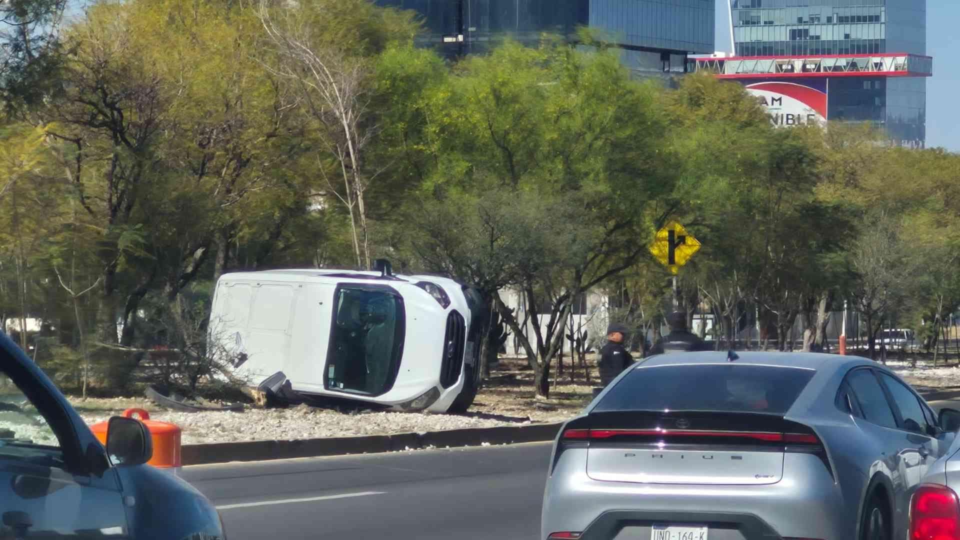 Camioneta Vuelca en Bernardo Quintana a la Altura de Centro Sur y Genera Caos Vehicular