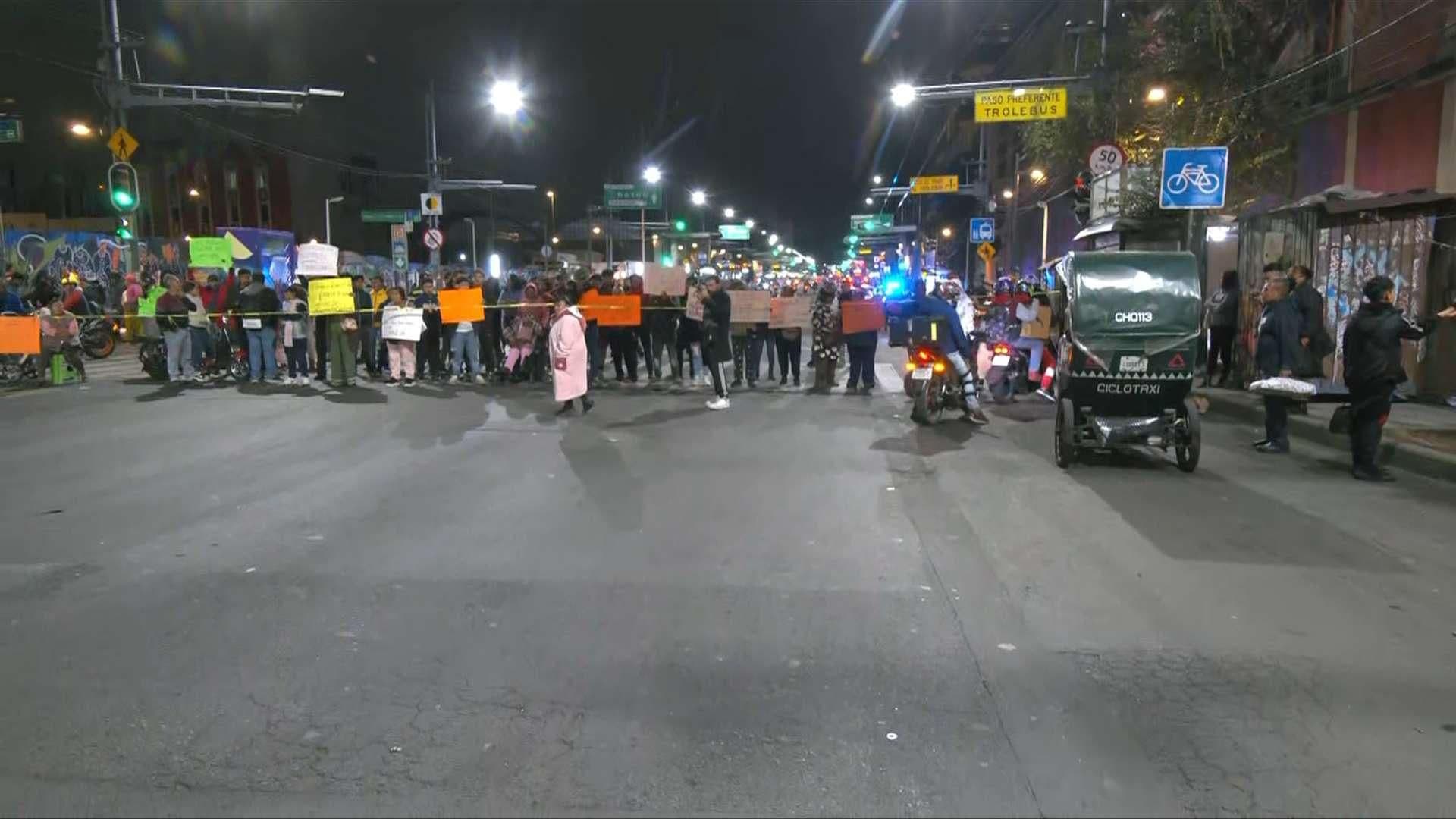 Manifestantes Realizan Bloqueo en el Cruce de Eje Central y Tacuba, en el Centro Histórico de CDMX