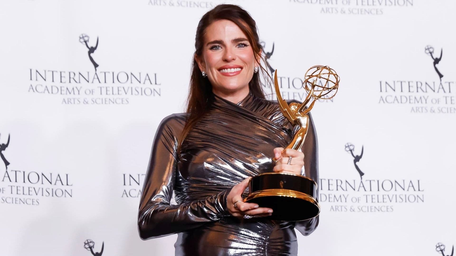 Karla Souza Presume Dos Emmys ¡Y Tercer Embarazo!