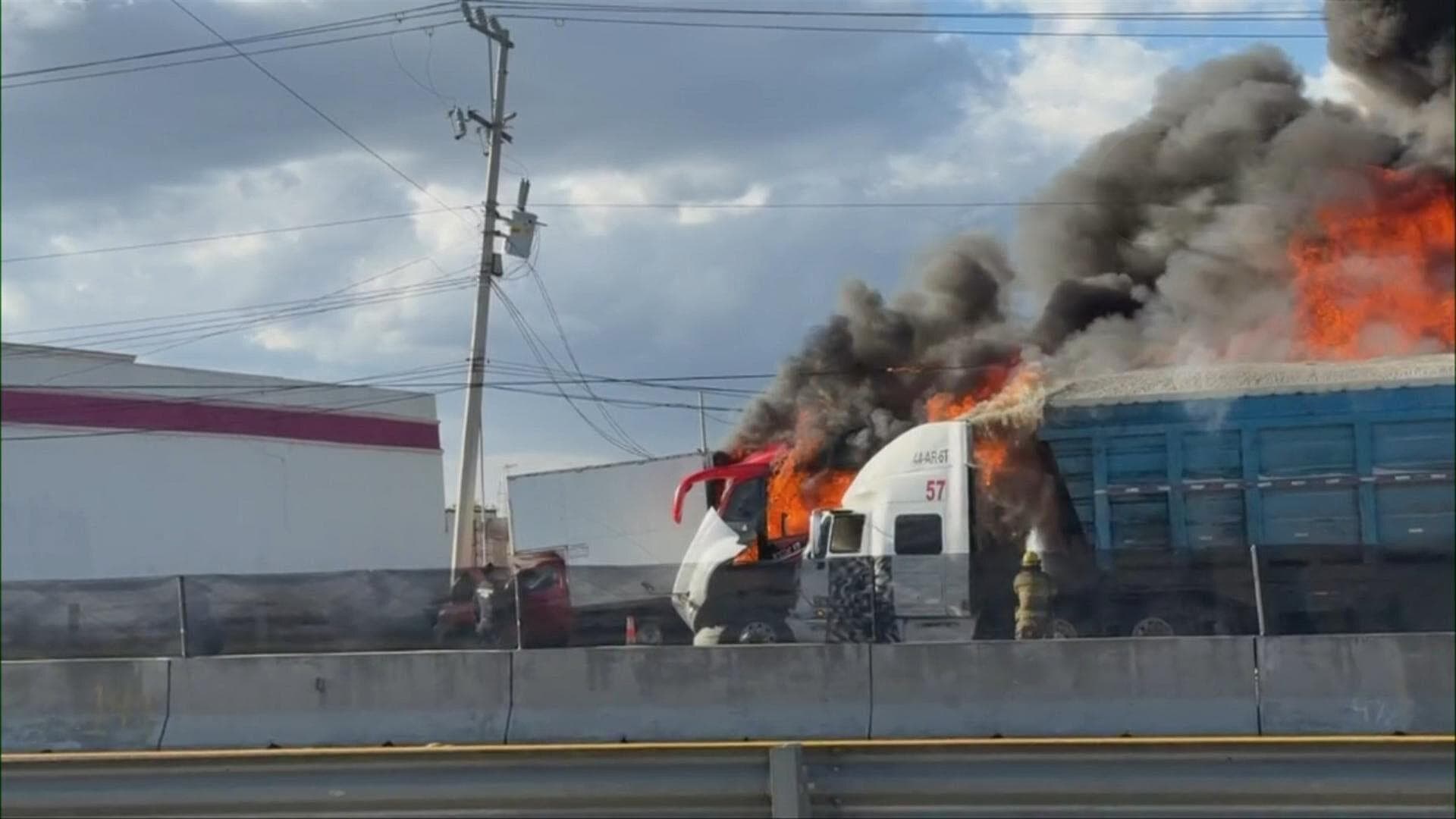 Autobús de Pasajeros Se Incendia Tras Choque Múltiple en Huamantla, Tlaxcala