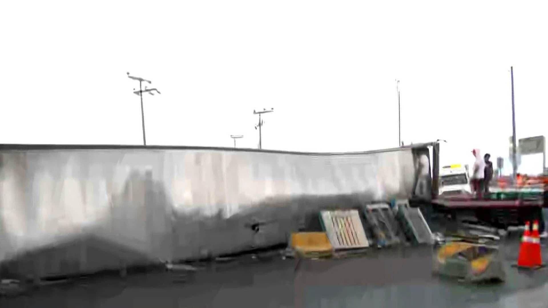 Realizan Maniobras para Retirar Tráiler Volcado en el Bordo de Xochiaca