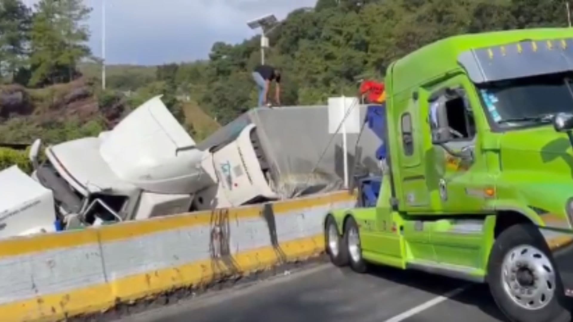 Tráiler Vuelca en La Pera de la Autopista México-Cuernavaca