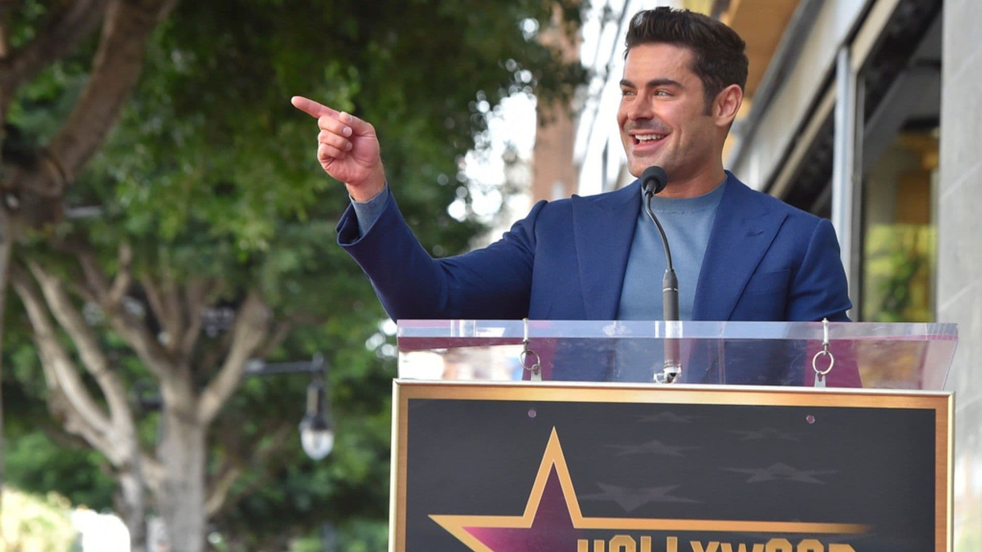 Zac Efron Revela Estrella en Paseo de la Fama y Honra a Matthew Perry
