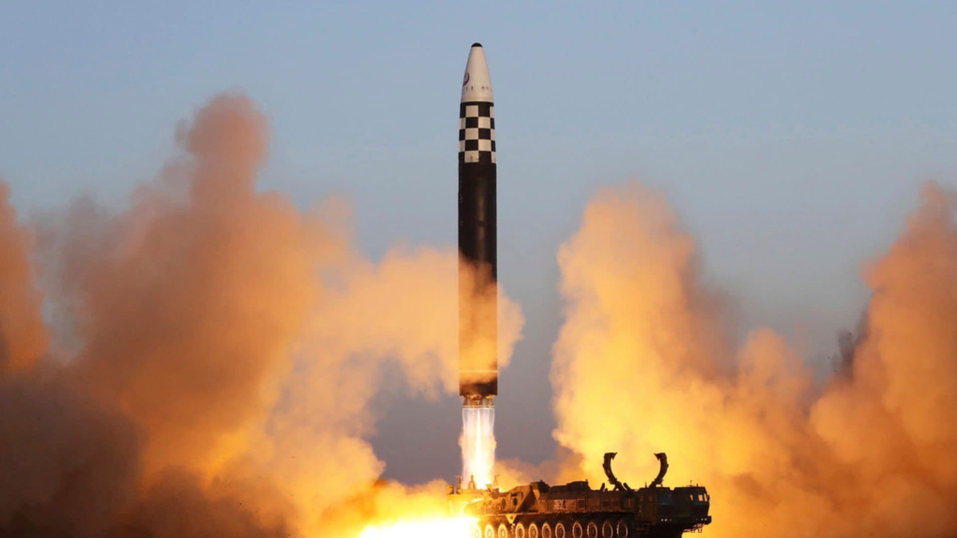Corea del Sur Afirma que Pyongyang Disparó Misil Balístico Hacia Mar de Japón