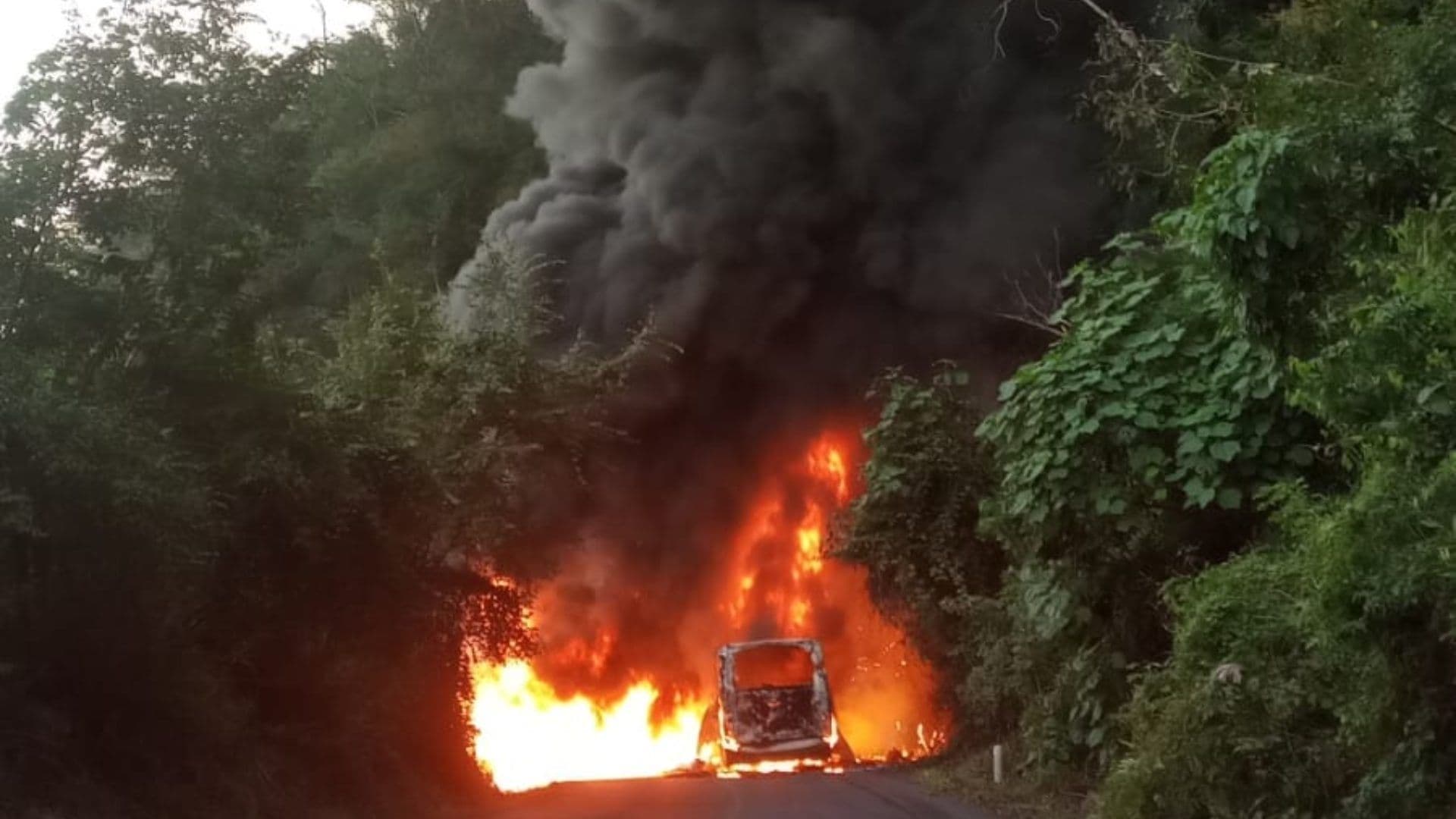 Camión de Pasajeros se Incendia en la Carretera Xalapa-Totutla