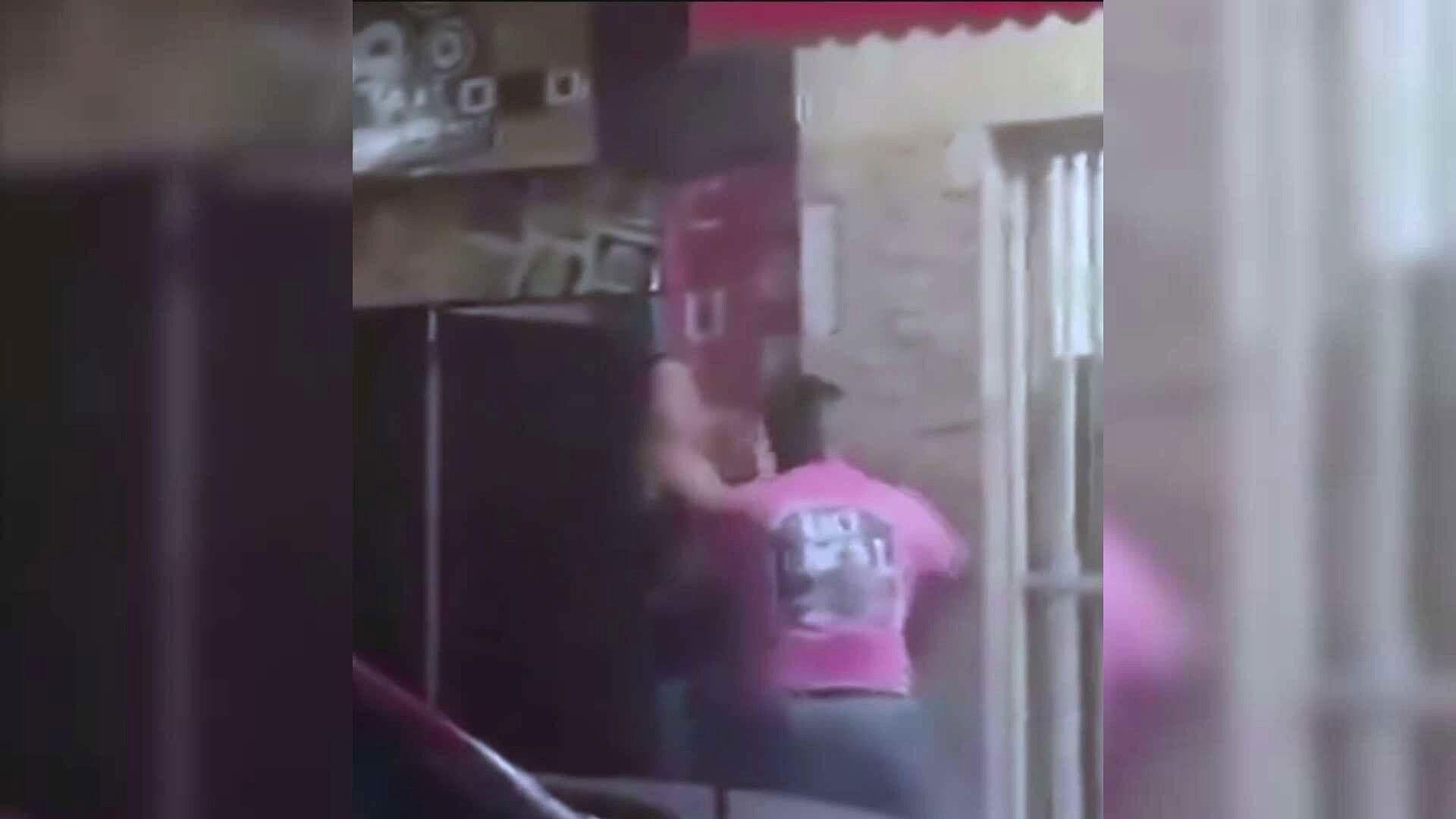 VIDEO: Comandante de Ocosingo, Chiapas, Golpea a su Esposa en Plena Calle