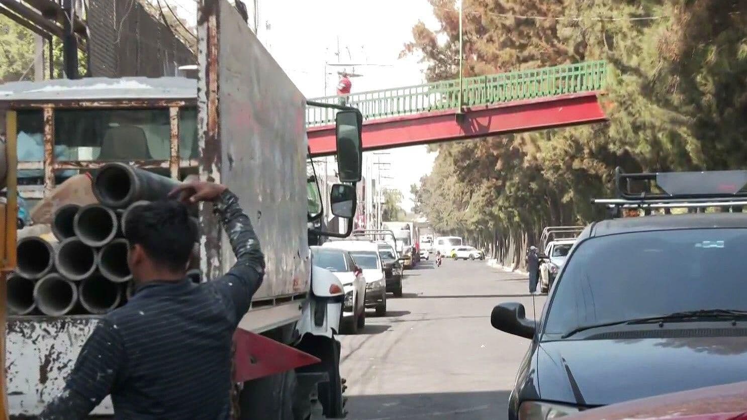 Bloqueo Hoy en CDMX: Vecinos de una Torre de Departamentos Protestan en Calzada Zaragoza