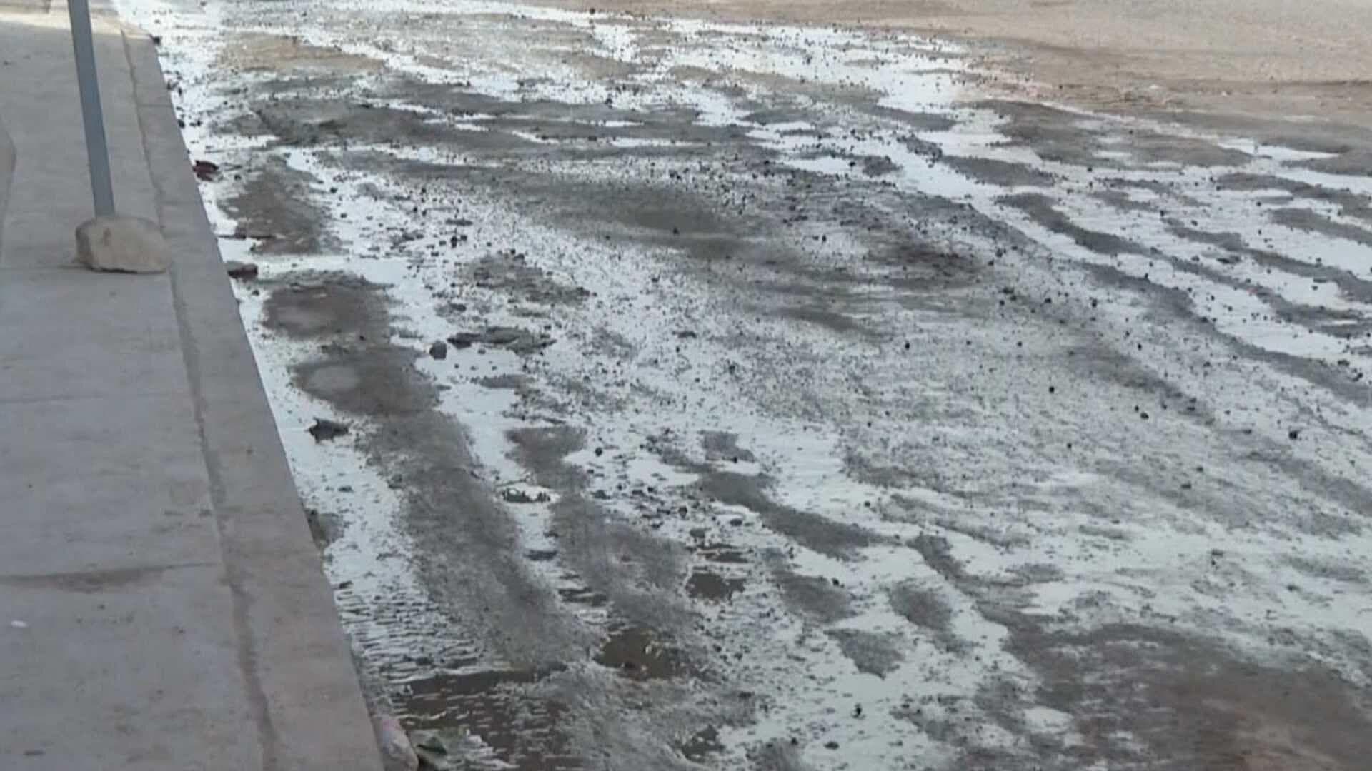 Vecinos Reportan Agua Estancada y Baches por Fugas en Colonia Villa Sonora de Hermosillo