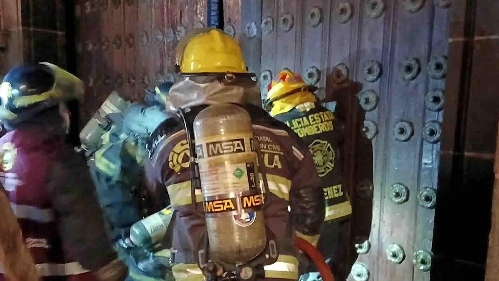 Incendio en Portón Norte de la Catedral Movilizó a Bomberos en Puebla Capital