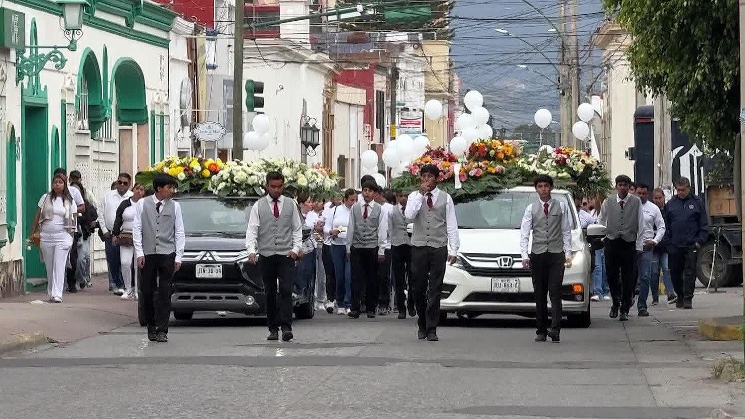 Entre Lágrimas y Dolor, Velan a Jóvenes Arquitectos Fallecidos por Intoxicación en Gómez Farías