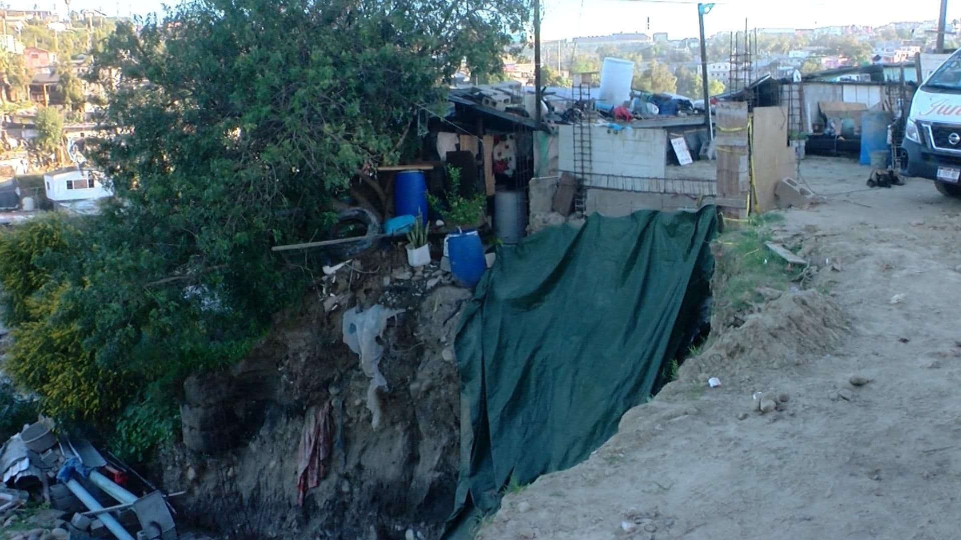 Derrumbe Bloquea Único Acceso a Viviendas en la Colonia Flores Magón de Tijuana