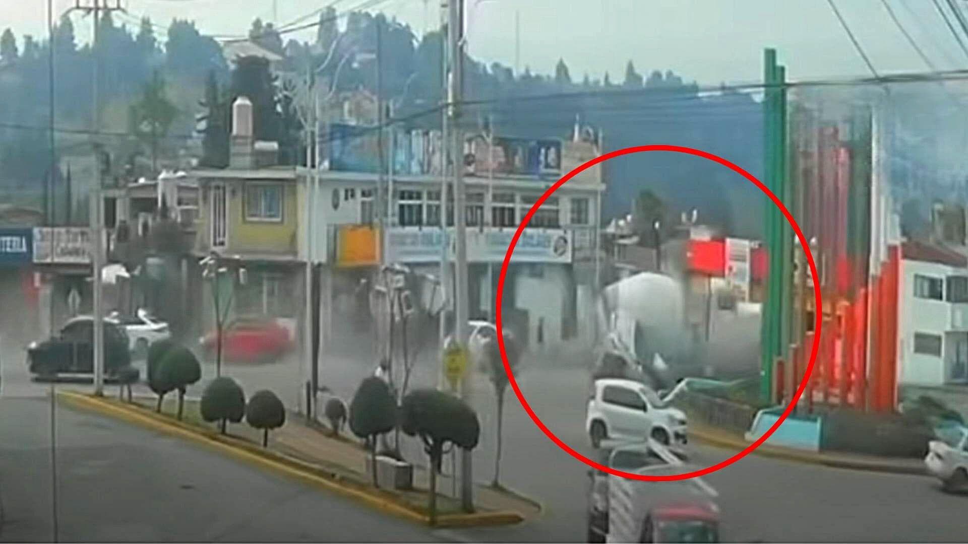 VIDEO: Momento Exacto que Camión Revolvedora sin Frenos Choca y Vuelca en Almoloya de Juárez, Edomex